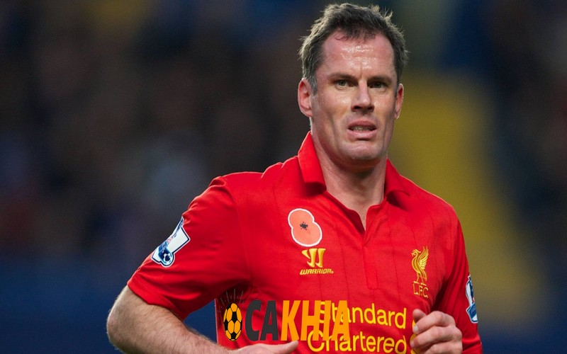 Phong cách chơi của trung vệ Carragher là vô cùng mạnh mẽ Phong cách chơi của trung vệ Carragher là vô cùng mạnh mẽ
